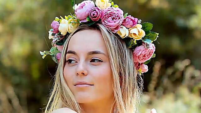 Cute all natural blonde shows sexy body