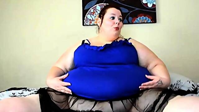 Big boob brunette masturbates on webcam