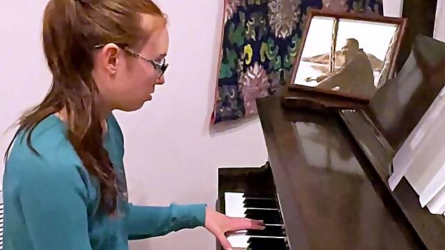 Hot amateur teen girl solos masturbation