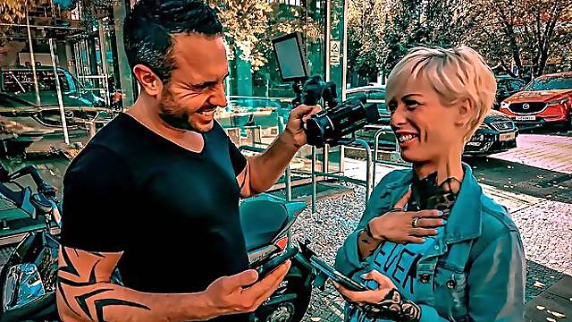 Vicky Hundt: Wins The Big Dick Lottery