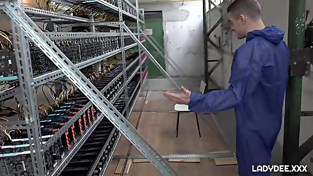 Lady Dee - Controls Her Bitcoin Farm Cz