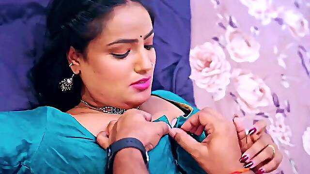 Watch Indian MILF Raswanti get a romantic massage & cum hard