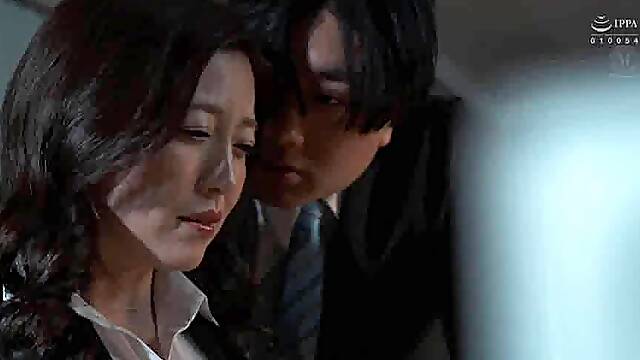 [JUQ-769] 女上司、歪んだ刺激と躾に溺れる、SM不倫性交。昼休みはダメな部下に躾けられて…。 専属美女の『苦しみ』という快楽を解放―。 木下凛々子 - 4of5