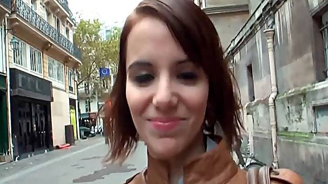 Jolie jeune salope enculée dans un club libertin