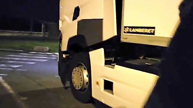 Plan cul d un couple avec un routier dans sa cabine