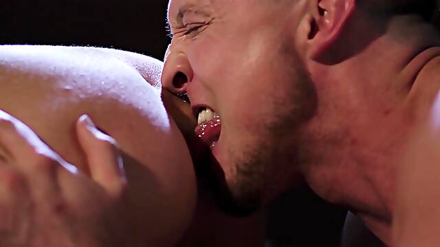Cum sprayed tranny Kayleigh Coxx gets her tight hole stretched