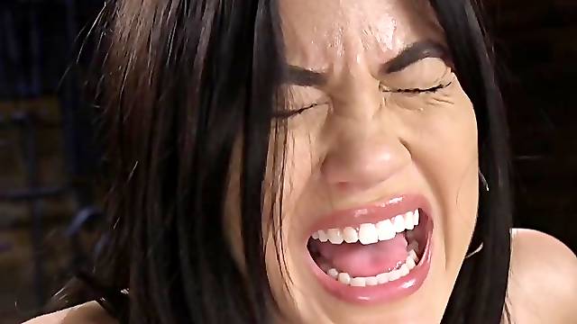 Babe blatantly opens legs wide to make sex-machine enter inside