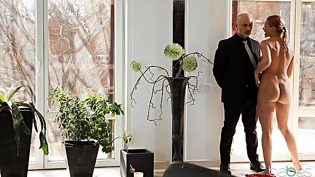 Horny cougar Cherry Kiss and Bodyguard alluring porn clip