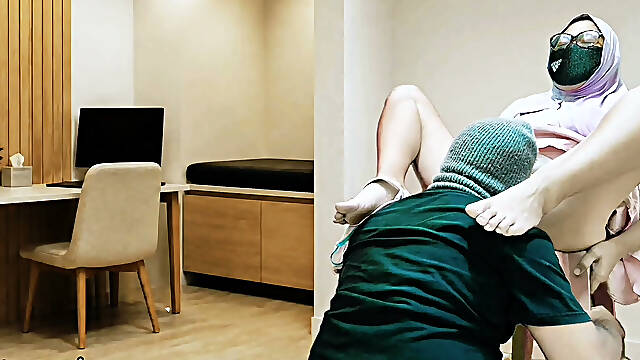 Hijab Cheating wife let her boss to eat her pissing and creamy pussy in office
